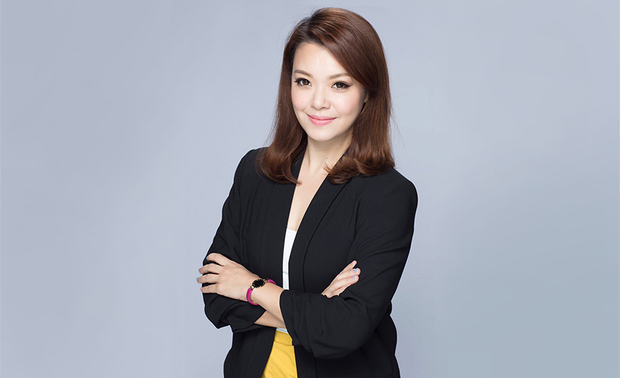 本文由OPEN编辑部撰写

陀螺般旋转穿梭于各个场景，
身姿却如蝶翩翩，轻盈从容，
舒杰设计创办人暨设计总监 陈琬婷
于一日紧凑的行程安排中，
快速切换心态，以专业又轻鬆的态度，
漫谈设计、舞蹈，与自身的多元兴趣，
带来的人生体悟与启发，
将品牌领导的独到目光，
和个人的美学经验，一同大方展示！
