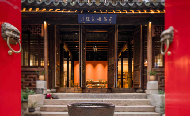 项目介绍】天易居·中国宅子·人文生活艺术客栈
【项目地址】苏州市太湖荫山岛
【设计公司】天易居(苏州)规划设计
【空间设计】孙军 赖敏志
【陈设设计】王笑野
【项目面积】680平方米
【主要材料】黑瓦 白墙 金砖 木地板 花格
