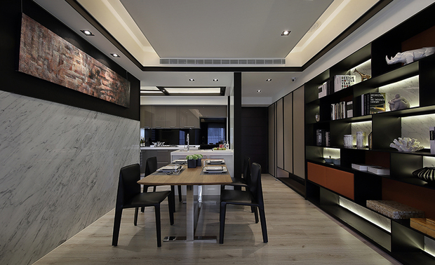 餐厨区
Kitchen & Dining Area
厨房以开放式的一字型厨具为主要的烹调区域,并于对侧增设一座附有水槽的中岛平台,扩增备餐的空间,提升料理的舒适度与便利性,比邻的餐厅採用皮革餐椅,搭配木质复合金属的餐桌,呈现富含温润感的现代风貌,一旁纹理丰富的白色大理石牆映衬着上方的抽象艺品,与对面具收纳和展示功能的深木色书柜相互呼应,令典雅的艺文气息展露无遗,营造别緻的用餐氛围。
We set up an open galley kitchen and furnished an island with a sink to add preparing spaces, and plan benefits an efficient cooking workflow with everything easy to reach. In the adjacent dining area, leather chairs match a wood-metal dining table presenting a warm and modern touch. Next, the white marble veiny wall perfectly sets off the above abstract artwork. On the other side, a dark timber bookcase possesses both storage and display functions. The artistic and elegant elements echo each other to create an exquisite dining vibe.