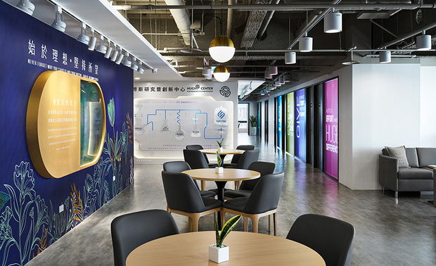 开放式洽谈区
Open Reception Area
开放式洽谈区结合窗外美景,于窗畔安排浅绿、亮橘等亮色系沙发,营造轻鬆自在的商谈氛围,对侧壁面则设计胶囊形立体展板,内部运用层层堆迭的植物图案压克力板彷拟森林样态,塑造天然纯淨的印象。
Incorporating the delightful outdoor scenery, the open reception area features light green and bright orange sofas by the windows, creating a comfortable and inviting atmosphere for business discussions. On the adjacent wall, we meticulously set up a capsule-shaped stereoscopic display panel, with the insides mimicking a forest pattern created by layers of stacked acrylic boards with plant motifs, imparting a natural and pristine impression.