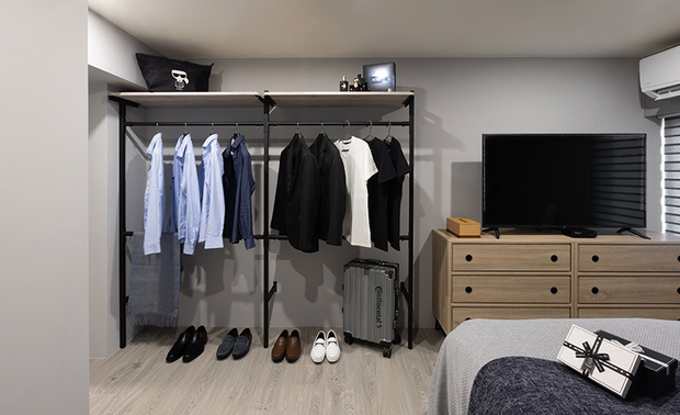 主卧
Master Bedroom
考量上层楼高较低矮,主卧採用去衣柜化设计,搭配精巧木质斗柜,兼顾收纳机能与开阔空间感,赋予业主实用、舒适的舒眠场域。
Considering the lower ceiling height on the upper floor, the master bedroom adopts a wardrobe-free design, complemented by an exquisite wooden dresser. This approach balances storage functionality with an unimpeded feel, providing the owner with a practical and comfortable sleeping sanctuary.
项目资讯
案名:夕萦
项目类型:楼中楼
项目地址:台湾桃园
设计团队:艾美幸福设计
项目坪数:18坪
主要建材:黑铁件搭系统板、薄型陶板、木作格栅屏风、乳胶漆、西班牙磁砖、内嵌超薄灯带、烤漆玻璃、超耐磨地板
许捷甯
艾美幸福设计 设计总监
地址:新北市林口区文化一路一段250号7楼
电话:+886-2-2600-2836
信箱:amystudiogloria@gmail.com
网站:http://www.amy-deco.com.tw/
OPEN Design动能开启传媒:https://www.openworld.tv/