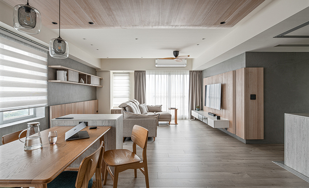 
客厅、休憩区
Leisure living room

客厅主牆使用清水模，突显实木皮电视牆为视觉焦点，并于立面右侧设置黑色沟槽、搭配暖光，丰富细节变化，牆体轻柔包覆转角，将木质元素扩展至廊道，与Ｌ型玄关柜採用相同造型，延续温润的设计馀韵。

We finished the main wall of the living room with fair-faced concrete to set off the solid wood veneer TV wall and installed warm recessed light on the right to enhance the refined detail. Moreover, adorn the corner of the wall with timber boards and correspond to the entryway console cabinet via the identical L-shape, skillfully keeping up the balmy design feature.
