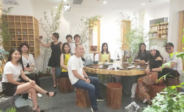 《万国鲜果》是张志明老师最新完工的一个复合型的商业空间，是一处果、书、禅、花、琴、酒、茶的好去处。一层为进口水果和红酒店，二层以茶空间为主导，融合了花艺、茶舍、琴舍、禅修等空间。张志明老师细致讲解了设计构思、工程做法、建构造价等内容，谈及工程建设过程中遇到的难题和重点。随后，老师详细讲解了多年创作的项目和经验。老师对设计的执着，跨领域的探索，内敛低调的真诚品格，令人敬佩。