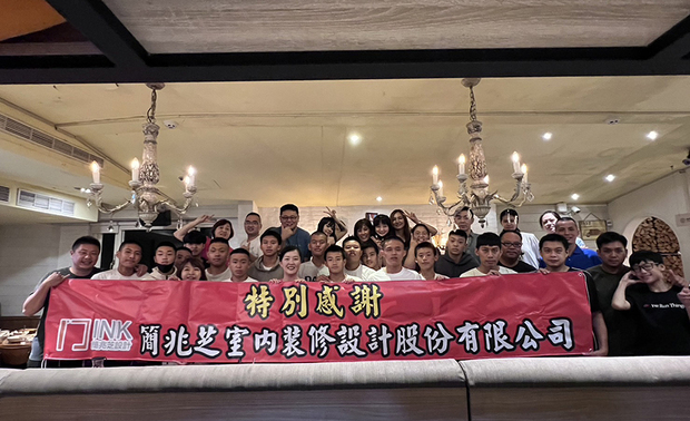 (图)大安国中篮球队的教练、学生和家长们的感谢合照,脸庞皆洋溢喜悦之情。