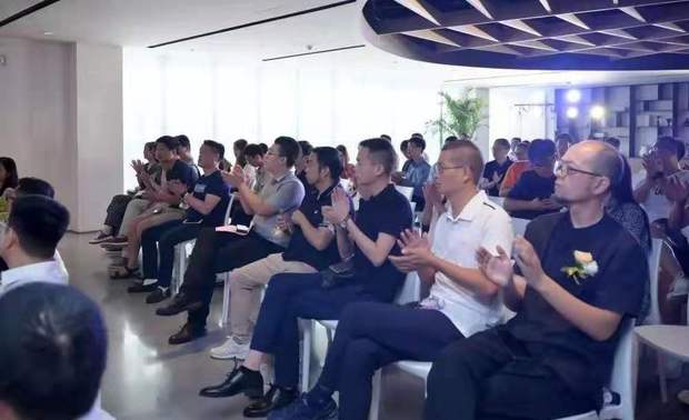 刘世尧

中国建筑学会室内设计分会 理事

河南省建筑装饰协会 设计委员会主任

河南室内设计联合会 轮值主席

郑州轻工业大学 硕士生导师

河南鼎合建筑装饰设计工程有限公司 董事长 