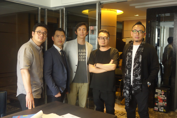 ▲有幸我们到了现场，得以一睹酒店真容。朱谦知与四位设计师的合影（很遗憾江欣宜设计师去了美国）。左起朱谦知先生、杨焕生先生、房元凯先生、唐忠汉先生、张祥镐先生。