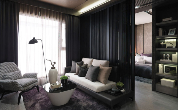 ▲2015年德国IF设计大奖获奖作品——隐仕 设计师：张祥镐       

灰、褐、黑、朱等大量沉稳色阶串连所有区域的选择，刻意压低了场域内光源，帘布衬与墙面装饰线条，每一笔设计都来自迥异的深色质感。
黑丝绒般垂帘对映雍容气韵的深毯，天板利落黑线画出的格，甚至木地面所使用的舒适灰，皆有如入暮后帷幕轻轻笼罩着大地，静谧等待起风后的沉淀，足以让万物停下奔忙。