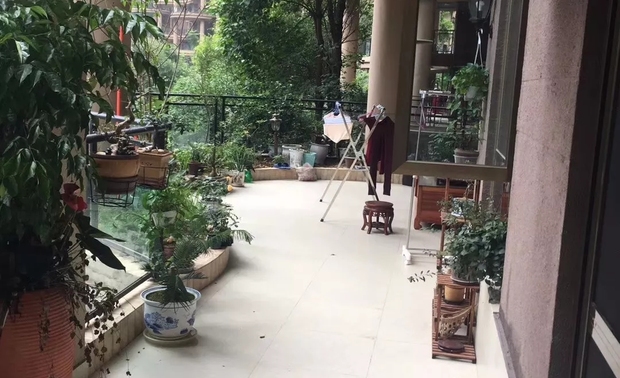 是不是倍感亲切和温馨，因为你家的花园也是这样？对的，你很喜欢，这样的花园大气舒服，你就是很喜欢。当初还是自己告诉工人要这么装的！

为什么？？？

那是因为这是没有经过设计师规划后的弧形露台。
