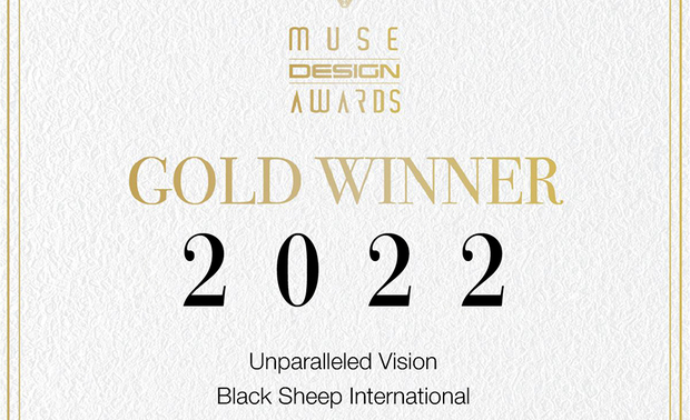 本文由OPEN编辑部撰写

MUSE Design Awards 由历史悠久的国际奖项协会International Awards Associates（IAA）主办，以发掘全球设计缪思为宗旨，为建筑、室内、时尚等领域提供全面的发光舞台，每年严格的评分标准，吸引国际知名品牌与设计师争相参与。

2022年MUSE Design Awards 共收到来自世界各地近六千多份的参赛作品，可谓最具影响力的国际奖项之一，而IAA发言人Thomas Brandt指出，「于2022年MUSE大赛胜出的获奖作品，其精緻程度与作品的完成度及深度，皆象徵着创意及设计行业的最佳表现。」他补充说：「IAA 讚扬所有参赛者对工艺的奉献，并希望他们不断用热情进一步扩大创造力和设计的极限。」

基于「创造空间对话，让使用者融入其中」心境，乔治黑羊设计 李家齐 设计师 于作品《透・景》中，以稳重的黑色与温润的木质共筑一室，活化家宅的自在样貌，于2022赛事夺得「金奖」荣耀，将品牌推向国际舞台！
