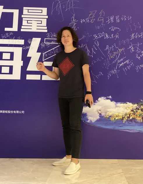 周裕霖
好易居装饰
设计总监
两位设计讲得很落地、很真实,感性的思维,去创作设计作品和追求本质的物体,再进行优化,理性的落地,很多都很值得我们学习。陈暄的个人性格也会带动设计思维,享受生活、追求生活、实现生活,是每个设计师心中的生活方式。青山周平对生活细节的捕捉和对设计的理解,很自然很真实,没有过多浮夸的手法。