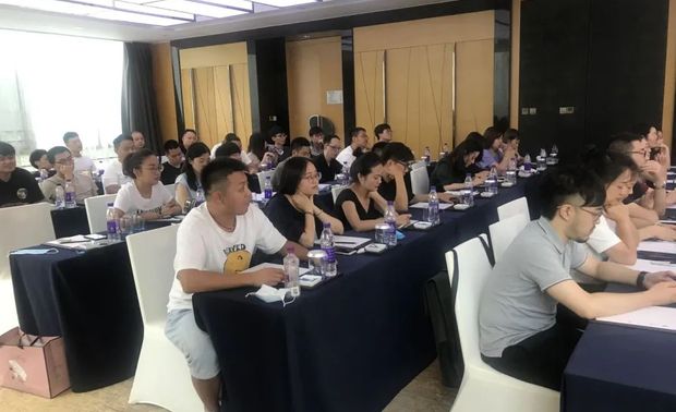 运营平台

品牌
技术与品牌是公司有力的双拳

品牌往往是识别企业的重要门面，对企业发展起到战略性作用。一个好的品牌运营才能让客户对企业产生好感，最终对产品产生认同。品牌部门在报告中总结了过去的运营板块与数据，下半年我们将继续高质量维护各平台运营，配合其他部门加快作品宣发速度，与网络客户对接时提高客户信任度，保持客户黏性。

成都近几年发展成为新一线城市的前列，不管从城市建设还是GDP来看，都暗藏潜力。有市场就有需求，我们将不断打造精致品牌，奋力而战。