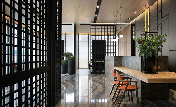 接待大厅
Reception Area
大厅柜檯以绿色石纹美耐板为主要建材,泡茶区却特别选用与之对比的亮橘色单椅,成为充满活力的亮点,为低调的禅风气息注入鲜明色彩,同时呼应周围木质的温暖质感。
Construct the main counter in the lobby with green stone pattern high-pressure laminates, and the tea-savoring area features vibrant orange chairs that brilliantly add a touch of energy and color to the subdued Zen atmosphere and work in concert with the warm ambiance of the balmy wooden surroundings.