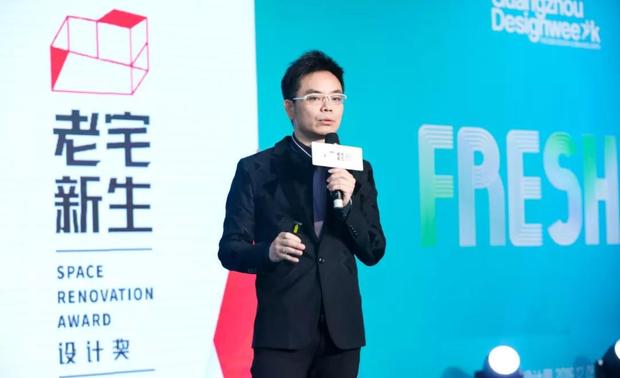 公益传递,回归本真
“築+公益计划”以旧房改造项目为核心,帮扶有需要的困难家庭,改善他们的居住条件为目的,由TCDI创思国际建筑师事务所联合各方势力共同发起。不以创意为主导,不以华丽为目的,还原家的本质。构筑爱的家园,重燃万家灯火。现场更有爱心授牌仪式,希望通过荣誉来唤醒更多的公益责任,让更多力量参与进来。
TCDI创思国际建筑师事务所创始人覃思演讲