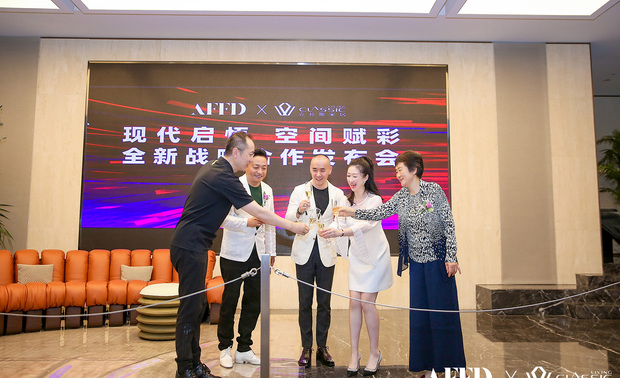 嘉宾共同庆祝合作开启