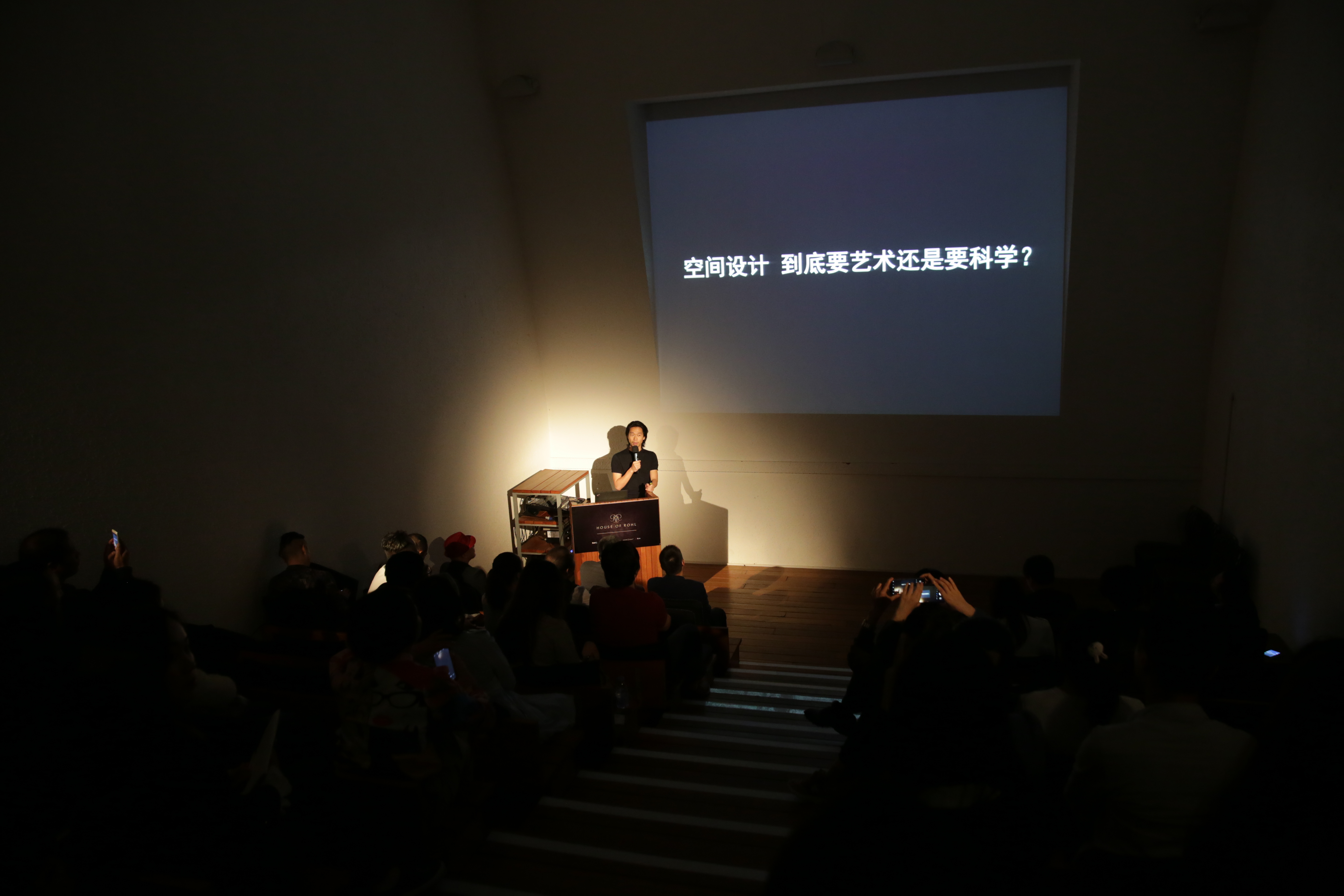 盛堂设计顾问有限公司创始人盛思民先生受邀出席，一众知名设计师对这一主题进行各自的思想表达，与现场观众共话“匠心·故事”，带来了一场火花碰撞的思想盛宴。

