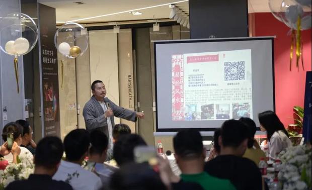 肖老师在现场进行案例解析
简单的理解,风水是《易经》在方位上的应用,是对人们居住行为的指导。紧接着,肖老师通过一系列的实际案例,与尚居汇设计师们分享如何通过格局、朝向等多维度的调整,来达到 “天人合一”的境界。比如,厕所要尽量避免在房屋正中心和西北位置;灶台的摆设不能靠空;西北方如果有厕所或厨房,可以通过摆放大圆石来化解…….