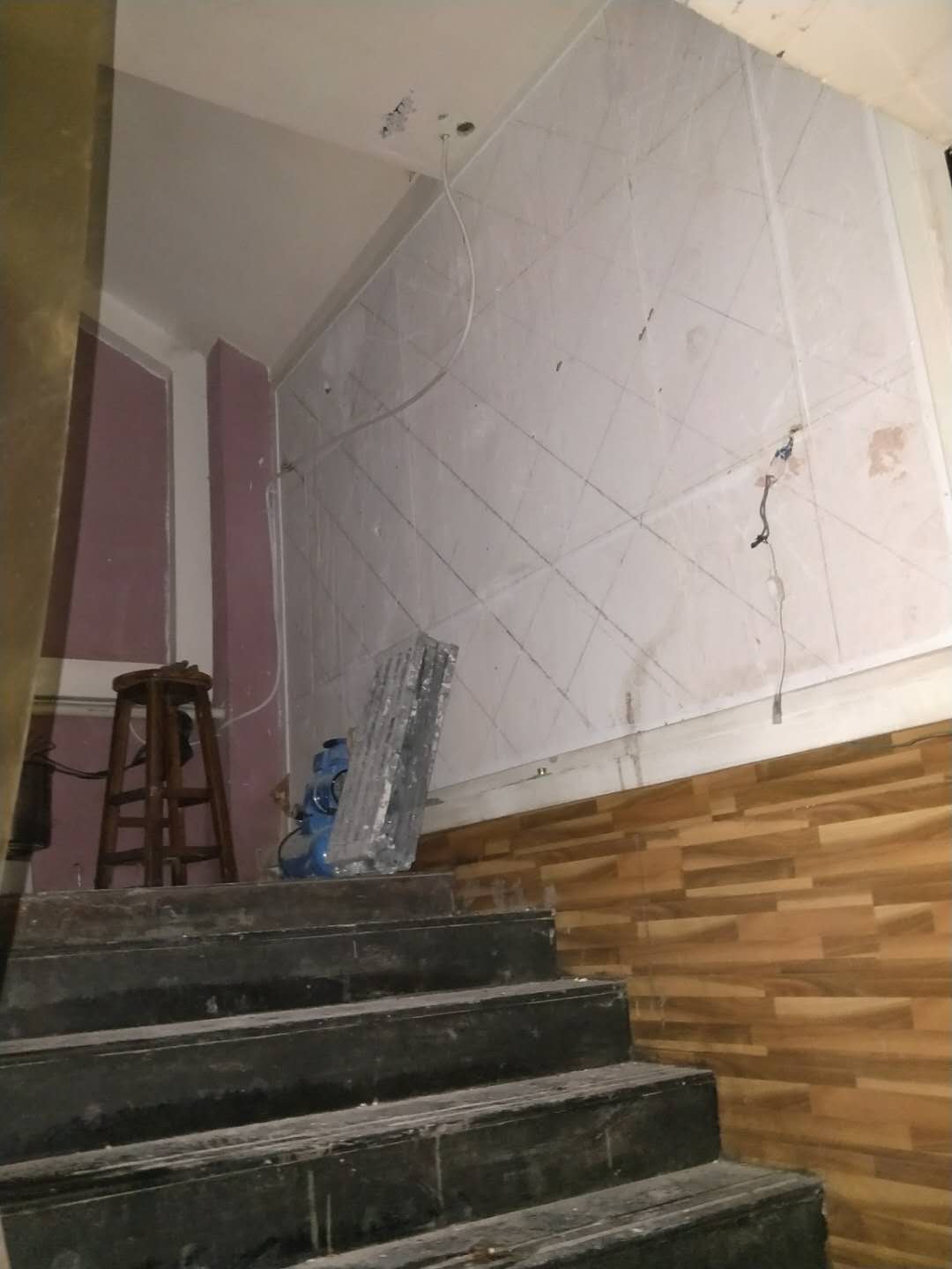 楼梯的墙壁比较潮湿