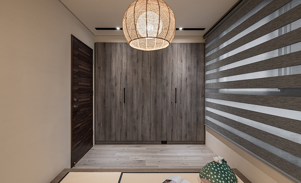 
和室
Japanese-style room

多功能和室配置整面收纳柜，其柜门可向左右推至全开，方便使用且具备充裕储物空间；内部地坪部分架高，铺设触感朴实的榻榻米，予人舒适轻鬆的休憩感受，搭配一盏笼型和风吊灯，呈现日式生活的简约悠閒。

Set a large-scale floor-to-ceiling storage cabinet in the multi-functional Japanese-style room; the cabinet door can be wide-open to provide a handy feature and ample storage space. Partially elevate the floor and pave rustic tatami mats, giving people a comfortable and relaxed feeling. In addition, install a chic cage-shaped bamboo-hanging lamp, calmly presenting the simplicity and leisure of Japanese-style life.

项目资讯

案名：墨白・纵横
项目类型：标准格局
项目地址：台湾桃园
设计团队：峥嵘设计
项目坪数：30.9坪
主要建材：铝框门、铁件、超耐磨地板、系统柜、水泥漆、彷石纹装饰板

廖峥・廖嵘
峥嵘设计股份有限公司
电话：03-6581782
地址：新竹县竹北市六家五路二段230号
信箱：info＠cj-housedesign.com

OPEN Design动能开启传媒：https://www.openworld.tv/