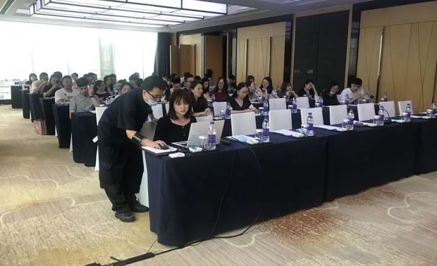 
STUDIO.Y事务所
用设计和艺术点燃生活热情

事务所在几年来的成长是迅速的，从最开始的一组团队不断努力前进，通过几年时间扩张团队，成立二组。仅仅在两年时间里，二组团队脚踏实地的打好基础，在2019年成立了三组团队。事务所三个团队在不断求创新，细化目标，提高自己的专业能力。