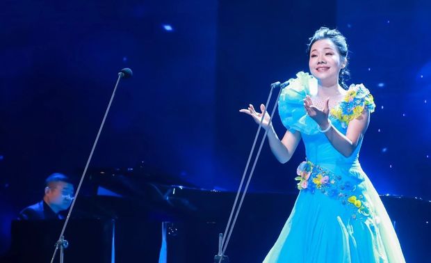 方若非毕业于中国音乐学院,曾接受过十几年的正规音乐艺术专业训练,与雷佳、吴碧霞、龚琳娜、韩红等知名歌唱家师出同门。在邹文琴教授以及多位导师的鼓励下,方若非精心筹备了这一场于她意义非凡的独唱音乐会,她重新恢复声乐专业训练,每一首乐曲不少于几百个日夜的磨合与练习,力达音乐会的完美呈现。“我深知自己在音乐方面仍有很多不足的地方,但在重新站在舞台前的那一刻,我的内心有着对不断提升自我的渴望,当然,我也会将这动力化作实际,不懈努力,让音乐与艺术滋养我的设计与人生”,方若非如此说道。
多年的艺术教育滋养着她的灵魂与生活,她也从未停止探求艺术表达的另一种可能,最终落定于将艺术之美与意趣,切切实实地融注于生活细处的软装行业,从音乐延续到软装设计,从悦耳和美的歌声延展到触动内心的空间美中,以独有的灵动韵律弥漫一室,打动人心,构建真正适合现代人的理想“家园”。
倾心于软装设计行业八年,于方若非而言,是艺术的另一种可能得以实现的证明。她一直在实践着将音乐的爱好与现在的设计生活以更好的方式结合,她在韵律中寻觅整体的和谐观感,实现从多到一的圆融境界,并将这种精深的体悟应用于设计,将音乐艺术或跌宕起伏或细腻如丝的情感寄托于软装艺术中,二者有机地荟萃于一体,于随意中透漏着和谐,凝结空间独特的艺术美学,构成灵动和谐的悦音。
成立与发展的五年,对魅无界设计来讲,是意义非凡的节点。方若非主张将成熟的设计表达、巧妙的管理与跨界资源结合,通过立足于战略层面的整体设计思维,令魅无界设计真正实现了“有文化底蕴和艺术高度”的设计,向人们传播文化与艺术的魅力,也因此向社会各界展现了跨界发展与无边界的融合魅力。