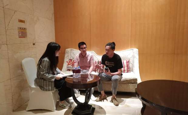 夏景春，曾顺先生接受采访
问：你觉得未来设计的关键词是什么？
夏、曾：以人为本，不管时代变迁，科技如何发展先进，都要以人为本。人居环境以舒适健康，让人感到身心愉悦为主，不仅仅是物质层次更多地关注精神层次。

问：目前有哪些设计风格会被替代？
夏、曾：现在不再拘泥于风格，而是着重于风格所表达的生活习惯和人文精神，没有说这个风格替代那个风格。现在设计风格更加扁平化、去风格化，也将是未来发展的趋势。在当下我们更关注人们的内在需求，通过个性化定制，契合客户的情感诉求，做有温度的设计，传承家族的文化和精神。