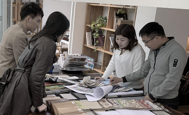 通过这次灾难，设计师们应该有所反思，作为设计师什么是真正的设计，在面对各种艰难困阻，我们如何通过我们的每一件设计，为这个社会创造出更多的价值，保护我们的家园，保护我们的同胞。
如何解决再次出现类似疫情的情况下，人们还能正常的消费、娱乐、游玩？包括无聊宅在家里的人群，我们又如何去重新定义自己的居住方式？设计师是我们会用合理的布局、环保的材料、人性化的功能安排、无障碍的行为动线来保护我们身边的每一个人。
 
这是我们设计行业每一位设计师该认真思考的问题。