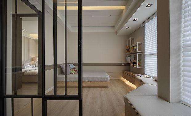 小孩房
Children's Room
儿童房选用淡木色软装,入口与拉门缀以黑色金属框线,打造既具现代感又不失柔润的舒适氛围,而牆面的皮革质料,则确保孩童游戏时的安全性,另于窗边增设卧榻,令业主与儿女可于此互动、休憩,增进孺慕之情、尽享天伦之乐。
We selected light wood furnishings for the children's room. On the other hand, the internal door and the pocket door frames were by black metallic trims. Hence, a modern style with a soft touch creates a comfortable ambiance. Then, we installed leather upholstered wall panels to keep the children safe. Finally, set window seats to invite the owners to share wonderful family time with their children.
项目资讯
案名:匀光柔忆
项目类型:样品屋或住宅
项目地址:台湾台中
设计团队:实创设计
项目坪数:21坪
主要建材:木皮、超耐磨地板、大理石、铁件
赖姿伊
实创室内装修设计有限公司 设计总监
电话:+886-4-242-22298
地址:台中市北屯区长生一街75号
信箱:ljoy0120@gmail.com
网址:https://joylai-design.com/index.html
OPEN Design动能开启传媒:https://www.openworld.tv/