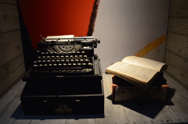 不仅仅是物件的陈设，更是一种幸福分享、快乐生活的态度。在装点空间的同时，更增加了一个全新空间的历史气息。

细微的角落，也不会被设计师“放过”。在书架的底部，仿佛也是一片别有洞天的“小自然”。