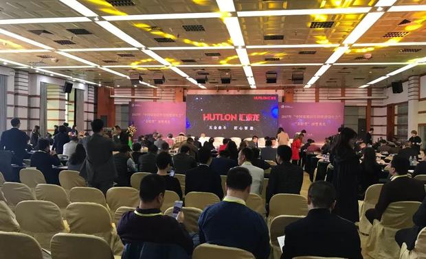 此次盛会吸引了一众家居行业的大咖前来参与,其中包括全国工商联家具装饰业商会家装专委会执行会长张钧、全国工商联家具装饰业商会艺术装饰专委会会长余静赣、上海高迪建筑工程设计有限公司首席设计师史南桥等嘉宾。在颁奖礼中,提到“金钻杯”的设立,是倡导“设计是美的艺术,也是生活的艺术”的理念,鼓励设计师结合时下中国家庭居住环境,为用户带来更加贴心、关怀的家居设计,由此打造中国家居原创设计风向标。