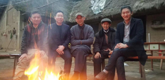 孙军交谈时发现,赵总的父亲是位不善言辞的长者,当大家围坐火边交谈甚欢时,老人却默默坐在边上,孙军留意到,老人虽听不懂大家谈的是什么,可是眼里却呈现出了对未来生活品质向往的热情。