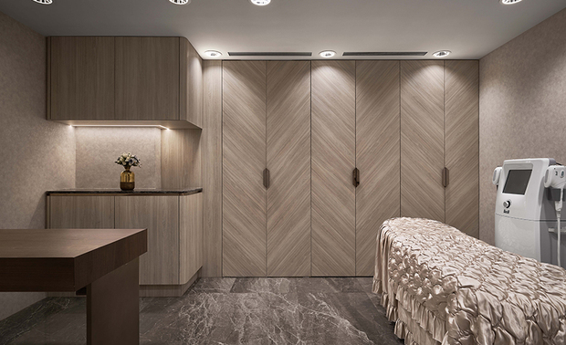 
诊间
Treatment Room

诊间四周壁面皆採用柔煦暖调，舒缓前来谘询之顾客和就诊者的紧张感，而深处的柜体门片特别施作镜像感的V字型木纹，形塑异于他处的纹理层次，为此区增添活泼变化感。

Above all, a warm toned façade within the treatment room relieves the customers' tense feel. Then, the wood chevron patterns on the cabinetry doors create a prominent appeal and active diversity.

项目资讯

案名：韶华漫美
项目类型：医疗空间
项目地址：台湾台北
设计团队：品昕设计
项目坪数：50坪
主要建材：镀钛铁件、石材、防火美耐板、进口壁布、义大利进口砖

马静自
品昕空间设计 设计总监
电话：02-2395-6856
地址：台北市中正区仁爱路二段21号2楼
信箱：concept.design.plus@gmail.com
网址：http://www.designplus-id.com

OPEN Design动能开启传媒：https://www.openworld.tv/