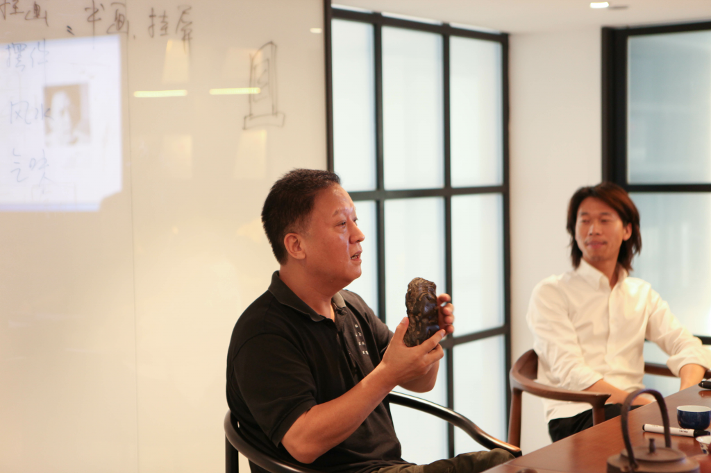 4、中国传统文化在现代软装上的延伸
软装的搭配在很大程度上考验的是一个人的文化修养和艺术品位。在分享中，杜华林分别从家具、灯饰、皮草、橱柜、花艺、挂画、摆件等多个方面，阐述其在软装上的特性与艺术效果。

