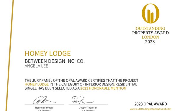 本文由OPEN编辑部撰写
OUTSTANDING PROPERTY AWARD LONDON,OPAL(英国伦敦杰出地产大奖)由全球知名企业集团Farmani Group组织,并以招揽全球最佳建筑师、室内设计师与房地产开发商为目标,在创造异业菁英联合平台的同时,找寻各地最富创造力、革新感、社会影响力与永续性的设计方案。参与者有机会替自己最新颖的企划,博得国际能见度,并且和产业的先驱及专业人士进行交流。
之馀设计 李宜家 设计总监 以屋主的琉璃及文物收藏为发想,将中式风格基底结合在地製造的木石建材、洋溢现代气息的镀钛板及缤纷色彩,打造兼具传统特色与时尚的混搭休閒宅《悦闲居》,呼应业主人生经历的绚烂设计,掳获本届评审团目光,得到「Honorable Mention」佳绩,打响品牌国际知名度!