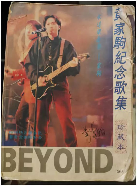 经典珍藏

【JDM】据我了解您是被设计耽误了您的音乐之路，那音乐在您的生活、工作当中是怎样的一个存在呢？

【潘旭强】它是很自然的东西，不是很刻意的去追求。
平常我很喜欢看一些乐队演出，当我听到很激情的音乐时，就会开始幻想自己从今天开始要苦练乐器苦练音乐，但是这都是一些很激情的想法，因为在现实工作生活中会很忙很忙，当我冲动地拿起乐器，很快就会被我工作的大浪冲醒，回到现实的工作当中。其实我对设计也是很有兴趣的，所以两种冲击不断地在我的血液里面循环。
由于我在设计这个行业做了贰拾多年，说放下我也是不可能放下的，所以音乐在我的生活当中充当一个填充的作用。当然不排除可能60岁，或者年纪更大的时候对音乐的热情会更大一点。
目前我大部分时间都是给了工作，只能利用业余的时间去兼顾音乐方面的东西，其实我是很渴望这样去做，可是又没有时间去做，就像医生要救死扶伤没有时间去旅游一样，要帮助很多人，所以就有一个责任感，而且公司也在一个上升的阶段，所以我也不能怠慢我的工作。


【JDM】 如果重新给您选择 ，您还会选择设计这个行业吗？

【潘旭强】当然还是会继续选择设计。
假设，我选择了音乐，我可能每天在酒吧或者是在某个地方有演出，玩音乐，然后有一个音乐工作室进行创作，但如果我周围有朋友是做设计的，我可能也会渴望去做设计这一块，会觉得我是不是去做设计会更好呢？
因为很多时候，当一个人拥有的时候都不会太珍惜，当你没有的时候你会向往。就像男女朋友一样，当你们分手的时候你会觉得对方很好，当你们在一起的时候又经常会有一些矛盾，其实这个道理是一样的，所以我并不觉得我会选择音乐，因为设计他给了我另外一种快乐，音乐他是我生活中的一个填充，可能因为我没有真正得到它所以我会更加珍惜。


【JDM】除了音乐和设计，您还有哪些爱好呢？

【潘旭强】我也非常喜欢旅游。
在7月份的时候，我就去苏梅岛定了别墅酒店休息放松，逃避现实的工作，话虽然说是这样说，但其实也是一个学习的过程。每年我都会安排两次旅游，短一点的四五天，长一点的八天十天，这样就让我觉得非常好。
我很喜欢在日常生活中去观察设计方面的东西，比如说去旅游，去到一些好的项目上，我都会很自然的去观察、学习。出差，我会喜欢去最顶级的酒店，或者搜一搜哪个酒店是哪个设计师做的，然后去“享受”。这个“享受”是去学习，去研究、去探索，去走完整个酒店。“走”不是去走马观花，而是用脚步是去感受它。同时，这种享受也是辛苦的，从酒店的外围到园林景观、灯光、服务、功能，我都会去感受一遍，学习一遍，所以每次出差住酒店所花费的体力，都会超过平时数倍。


【JDM】据我了解，您公司涵盖的室内设计领域比较多，有家装、会所、餐饮、酒店、医疗等，而现在，很多设计公司都在做一些细分，比如，专门做家装的、专门做餐饮的，专门做软装的对于这个您是怎么看的？

【潘旭强】每一个选择都没有对错，每个人对事情的观点不一样。
做设计做成常态商业化的话，以我个人的观点，我觉得我还不如去路边卖叉烧包，让生活更加简单点，我的意思是要么让自己去挑战生活，要么就去过些常规的生活，卖包就是比喻很常规的一种生活方式。
当然，专业细分的设计师当中，有部分人是做的非常的出色的，但是我自己是希望去做一些不同类型的东西，去自我挑战，自我丰富，比如说十年前我做样板房，的确有很多业务量，但是做了一段时间你会发现做样板房会有很多的约束，他们只需要一些很常规的东西，一些刚醒需求。
所以除了一些夜场的项目我会尽量不去做，因为我有朋友是专门做这方面是，而且做夜场也比较累，也不太适合我的性格，我会做一些轻松一点自己有兴趣的项目。例如我们现在有做一些医美方面的项目，我们之前也有做但是这两年做的比较多，我是想把一些医美的项目做成概念化，把医美做成像酒店、样板房一样精美，把传统颠覆。