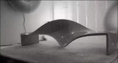 图片来自网络，某概念家具设计

黄书恒设计的家具却不仅仅有概念设计炫酷的外表，同时其设计理念的文化内涵使家具产品更为的丰满，在实用性上也充分的满足人使用的舒适性与家具的品质性。

黄书恒的很多集概念和应用的家具设计，集中体现在了近期的作品【成都顶级豪宅的设计案《望江名门》】中的家具应用，据悉此作品的空间设计和家具设计均由黄书恒设计。