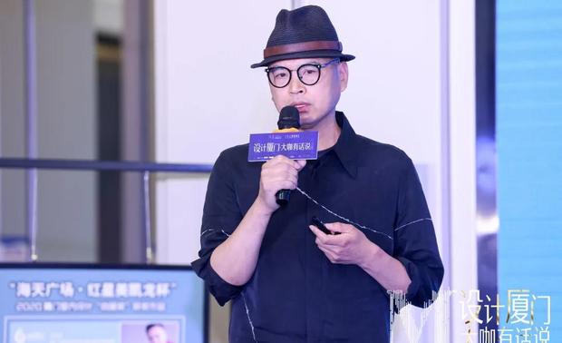 职业艺术家
个人荣誉
获中澳艺术大使
第十届全国美展优秀奖
“报喜鸟”空间艺术大奖
丹麦奥胡斯市国际雕塑展最受欢迎大奖
“当代艺术”,五四青年艺术杰出贡献奖
入选“艺术财经”杂志,中国百名权力人物榜
澳大利亚佩斯国际海岸雕塑展公共艺术大奖
第七届AAC艺术中国年度影响力雕塑家前三甲
北京双年展中国雕塑特展,红色记忆获最受欢迎作品奖
在大家的印象中,陈文令是以雕塑见长,他的“红色记忆”雕塑系列塑造了一个个天然本真、无忧浪漫且又顽皮淘气的红男孩,并试图让“小红孩”与现实世界中成人的紧张、焦虑、恐惧、矫饰以及极度趋利逐名的窘迫世态形成强烈的对照,从而唤起了人们对自己童真无邪的童年时代的回忆和眷恋。