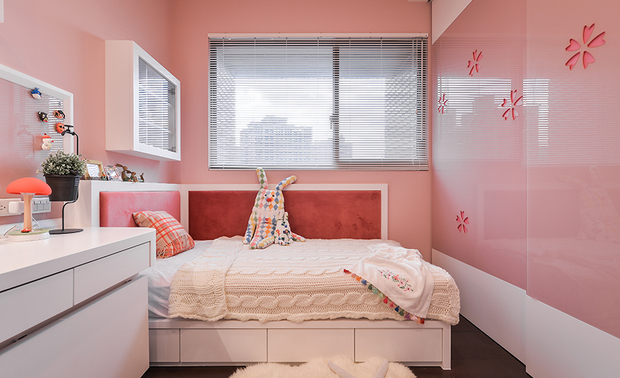 孩童房The Kid’s room

弧形的桌体设置、L形的半包围式床板，如同盈亮的场地气质，回应父母对孩子无微不至的照护，无论是自我风格、安全感、充足照明等元素，都是家长于孩童房设置的考量。有别于公领域之温暖休憩风，孩童房的色调鲜明，显见孩童想法于本案的重要性，在在和同聚一室却各有所归的设计主轴相契合。

The setting of the arc-shaped table, the L-shaped bed, and the bright temperament of the space, all meet the parents' requirements of caring kids. Safety, sufficient illumination, and the distinctive style are the important factors of planning the kid's room. Different from the warm and laid-back feature of the public area, the design team sets the kid's room of the bright tone. Ultimately nails the focal concept of the design - a captivating paradise that fits everyone in the family.

项目资讯

案名：异境同游
项目类型：标准格局
项目地址：台湾北部
设计团队：澄境设计
项目坪数：37坪
主要建材：大理石、铁件、烤漆玻璃、喷漆

郑抿丹
澄境室内设计有限公司 设计总监
电话：+886-2-2585-2685
传真：+886-2-2585-2802
地址：台北市中山北路三段58号8F-3
信箱：chengching0701@gmail.com
网址：http://www.chengching.com

本文由OPEN编辑部撰写

OPEN Design 动能开启传媒：http://www.openworld.tv/talk/