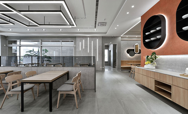 
酱料区
Sauce-making Area

酱料区以抢眼的砖红色漆料为基底，除了传递业主数十年如一日的热忱，也具引导顾客之效，牆面结合招牌logo的椭圆图形，设计两道置入间接照明的壁龛，内部摆设店家的特製麵碗，令此处成为空间的视觉焦点，同时向人们呈递鲜明的品牌形象。

Brilliantly finish the sauce-making area with a vivid red color palette manifesting the enthusiasm that the proprietor's never lost and representing an eye-catching featured wall. Ingeniously install the indirect illumination for two oval-shaped recesses, which imply the brand logo, and display the tailored noodle bowls designed by the owner. The area serves as the focal impression of the restaurant and demonstrates a clear brand image.

项目资讯

案名：承心
项目类型：商业空间
项目地址：台湾台南
设计团队：咏絮设计
项目坪数：70坪
主要建材：大理石、烤漆铁件、义大利特殊涂料、壁纸漆、实木贴皮，进口磁砖

咏絮室内设计
电话：+886-6-2588828
地址：台南市中华西路二段851巷117弄5号
信箱：ys66040919@gmail.com
网址：http://0988080181.com

OPEN Design动能开启传媒：https://www.openworld.tv/