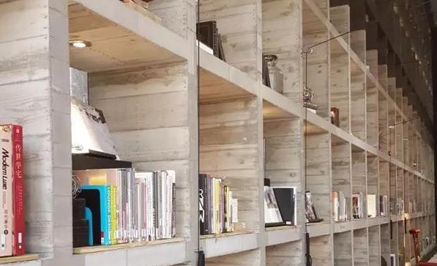 一番综合考虑后，设计师决定使用木板进行水泥压模制作。而相比木质，水泥往往给人以冰冷生硬的感受，为了营造整体空间的温馨氛围，在水泥压模时特别挑选纹理丰富的木板，因此水泥的书架得以保留了木质的外观。