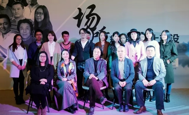 嘉宾与观众合影照片