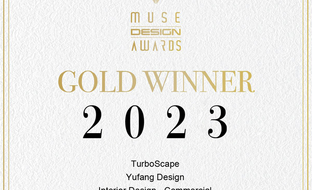 本文由OPEN编辑部撰写

MUSE Design Awards由历史悠久的国际奖项协会International Awards Associates（IAA）主办，以发掘全球设计缪思为宗旨，为建筑、室内、时尚等领域提供全面的发光舞台，每年严格的评分标准，吸引国际知名品牌与设计师争相参与。

2023年MUSE Design Awards共收到来自一百零八个国家、超过七万五千份的参赛作品，并由逾两百位专业评审进行遴选，可谓最具影响力的国际奖项之一，而IAA发言人Thomas Brandt指出，「于2023年MUSE大赛胜出的获奖作品，其精緻程度与作品的完成度及深度，皆象徵着创意及设计行业的最佳表现。」他补充说：「IAA讚扬所有参赛者对工艺的奉献，并希望他们不断用热情进一步扩大创造力和设计的极限。」

御坊设计 张博昱 设计总监 于作品《藏．韵》中，以弧形天花板象徵流水、拼接石板寄寓靠山，结合大片落地窗迎接光与风入室，替家宅注入「风生、水起、光亮」的聚财意象之馀，营造内敛风雅的居家画面；商空《劲速极境》则将贩售机车精品的品牌形象化作实体，运用线灯及线条造型打造流畅速度感，搭衬代表车身的铁件，及彷拟椅垫纹理的黑白布纹系统板，共创明亮时尚的场域。两者分别荣获2023 MUSE Design Awards的铂金和金奖荣耀，令品牌于国际大放异彩！
