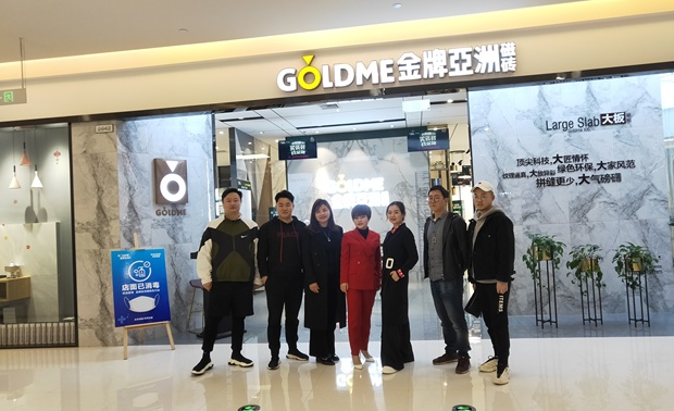 是不是都想知道免费设计包括什么？免费设计包括前期设计师室内全案设计和后期设计师跟踪落地。

据金堂奖泸州站会长商希斌介绍，金堂奖泸州站倡议泸州重量级十佳优秀室内设计师为一线抗疫人员做点实事。如果参与援鄂的泸州白衣天使正好有家装需求，他们愿意竭尽所能为提供最专业、最贴心的免费设计服务，泸州十佳优秀设计师们分为两组全程跟进，用实际行动表达对援鄂医护人员的崇高敬意。