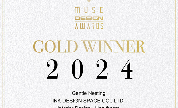 本文由OPEN编辑部撰写

MUSE Design Awards 由历史悠久的国际奖项协会International Awards Associates（IAA）主办，以发掘全球设计缪思为宗旨，为建筑、室内、时尚等领域提供全面的发光舞台，每年严格的评分标准，吸引国际知名品牌与设计师争相参与。

2024年MUSE Design Awards共收到来自一百一十二个国家、超过十万份的参赛作品，并由逾两百位专业评审进行遴选，可谓最具影响力的国际奖项之一，而IAA发言人Thomas Brandt指出，「于2024年MUSE大赛胜出的获奖作品，其精緻程度与作品的完成度及深度，皆象徵着创意及设计行业的最佳表现。」他补充说：「IAA讚扬所有参赛者对工艺的奉献，并希望他们不断用热情进一步扩大创造力和设计的极限。」

简兆芝室内设计 简兆芝 主持设计师 贯之出于品牌名「金月」的圆月意象，以原石、石皮、木皮、金属等洗鍊素材，缀以诠释古韵的纸作灯笼与竹丛，共谱流淌和风禅韵与现代气息的飨食空间《和光润月》，为食客带来温雅的崭新感受；而在医疗场所《柔漫蕴生》中则使用散发包容、安定感的圆弧，结合象徵孕育新生的蛋形，呈现抚慰患者心神的温润脉动，两件倾心力作深得本届评审青睐，齐获2024 MUSE Design Awards「金奖」美誉，为品牌斐然成绩再添华章！
