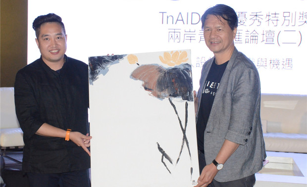 ▲现场何武贤老师表示非常喜欢可乐先生的礼物，并高度赞赏可乐先生的画作。