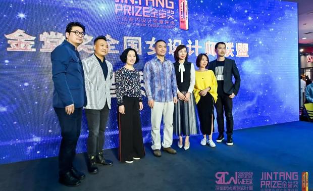 启动嘉宾（左起）
首届中国青年设计师创想峰会组委会执行主席 朱谦知先生
恩迪设计（香港）有限公司执行董事/设计总监、资深跨界设计师 吴德鸿先生
金堂奖组委会执行秘书长、金堂奖全国女设计师联盟秘书长黄艳红女士
金堂奖全国联盟创始人谢海涛先生
深圳市林语生活家居配饰有限公司总经理林敏红女士
台湾知名策展人媒体人、台湾百世中国CEO、台湾室协、台湾室内设计周策略长、青风文化策略长陈悠溱女士
台湾YHS设计事业有限公司创始人&主持人、台湾室协TnAID副理事长、亚洲大学室内设计学院助理教授杨焕生先生
  
