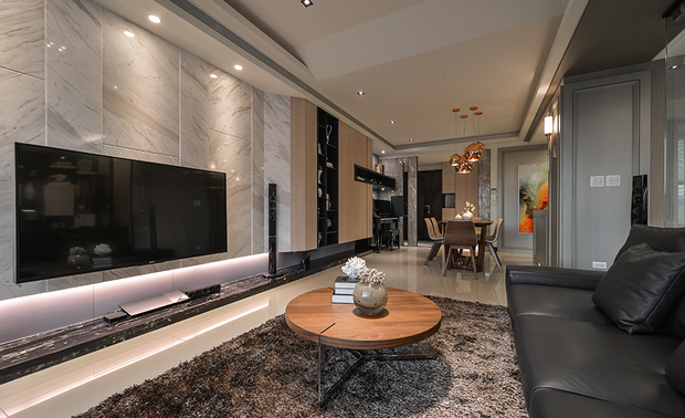 客厅The living room

电视牆的大理石板材，以具稜线起伏的拼块方式呈现，在化除大面积牆面的单一铺叙可能显得乏味的同时，形塑场域中的层次与设计感。于考量视觉轻盈效果的前提下，电视下的柜体做出和地面的高低差，物品不落地，彷若悬浮空中。

Set up the marble TV wall of the ridge splicing pattern, hence not only solve the worry of monotonous sight of the large-scale surface, but also creates the charming space of design feature. On the premise of considering the lightweight visual effect, the design team constructs an elevated recess board under the TV, which brings an image of floating in the air.