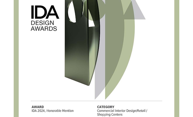 【本文由 OPEN编辑部撰写】

美国IDA 国际设计大奖（International Design Awards），旨在表彰「设立新标准」与「突破室内设计界限」、「改变人们生活和工作空间」的优秀设计师及团队。以创新性、实用性和发展性等多种面向为评选标准，发掘建筑、室内设计、产品设计、平面设计和时尚方面的新兴人才，每年吸引来自数十个国家的顶尖设计者，竞相角逐此项权威大奖！

为实现惊豔夺目的都市商空体验，纬纶设计 设计总监 华苇轩 以鲜红立面攫取路人目光同时呼应品牌精神，融合1920年代装饰几何元素、宝石般的色彩和华丽细节，创造视觉华丽的魅力珠宝空间《Fantasyland》，征服国际评审眼光，获本届赛事「Honorable Mention」殊荣！

