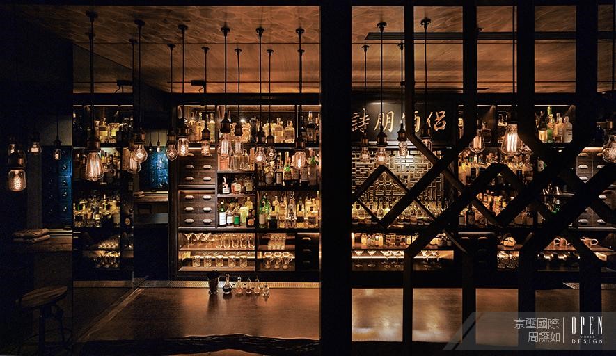 《R&D Cocktail Lab》將英式酒館的元素滲入東方語彙，以牌匾、窗花、中藥藥櫃、 紅磚等讓空間融合東西方既衝突但不違和，重新構組下展現獨到且專屬的風格特色，藉由材質上的轉化搭配，強調通透、延伸、 藉由光帶表現，寓意動線以及視覺上的開敞意象。以詩朋酒侶的概念，調製成一杯杯東西文化所 韻構的濃烈氣息。
以「Research・Develop：解構 ‧ 研發」為經營概念，選用台灣在地新鮮食材作為研發材料，以無酒單的「特調」方式，重組饕客對於品酒味蕾的喜好與印象。 灰色低彩度的門面設計、分子鏈結的 LOGO， 讓人無法從外而內窺視的神祕感，開啟《R&D Cocktail Lab》給予都會人士的第一印象。 如 同 LOGO 的解構概念，設計融入英式酒館的元素，且滲入東方語彙，如牌匾、窗 花、中藥藥櫃、紅磚等，室內空間即在現代與復古、時尚與傳統、西式與東方既衝突但不違和，重新構組下展現獨到且專屬的風格特色。