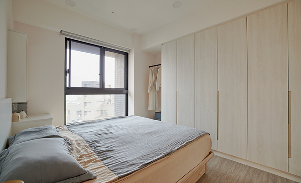 主卧
Master Bedroom

主卧铺展温暖的木质调于地坪和柜面，纯白色的床头牆则与公领域的浅色色调遥相呼应；衣柜角落留下一处设置吊衣杆，悬挂待洗衣物，下方则放置男主人的防潮箱，方便其保存各式收藏。

The master bedroom embraces a warm ambiance with its wooden flooring and cabinets, while the pure white bedhead and back wall gracefully correspond to the soft color tones of the common areas. A thoughtful corner next to the wardrobe accommodates a practical suspended clothes rod, serving as a convenient spot for hanging the laundry. And beneath it is a designated space for the male owner to place a moisture-proof box, facilitating the preservation of his cherished collections.

项目资讯

案名：日光简居
项目类型：单层
项目地址：台湾台北
设计团队：震腾设计
项目坪数：25坪
主要建材：大理石、喷漆、系统柜

林乔立
震腾室内设计有限公司 设计总监
电话：02-8521-3250
地址：新北市新庄区中央路218号20楼
信箱：selina.hqdesign@gmail.com
网址：http://jdk-interior.com/about.html

OPEN Design动能开启传媒：https://www.openworld.tv/