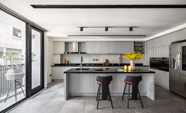 厨房
Kitchen

黑色石英石檯面，搭衬灰色线条纹路的造型门板柜体，在气宇轩昂、包容万物的黑中，平衡视觉色彩，形塑一家大小齐聚的场合。

The black quartz countertops go with gray paneling cabinetry, artfully bring well-balanced shades, and shape delightful settings for family gatherings.